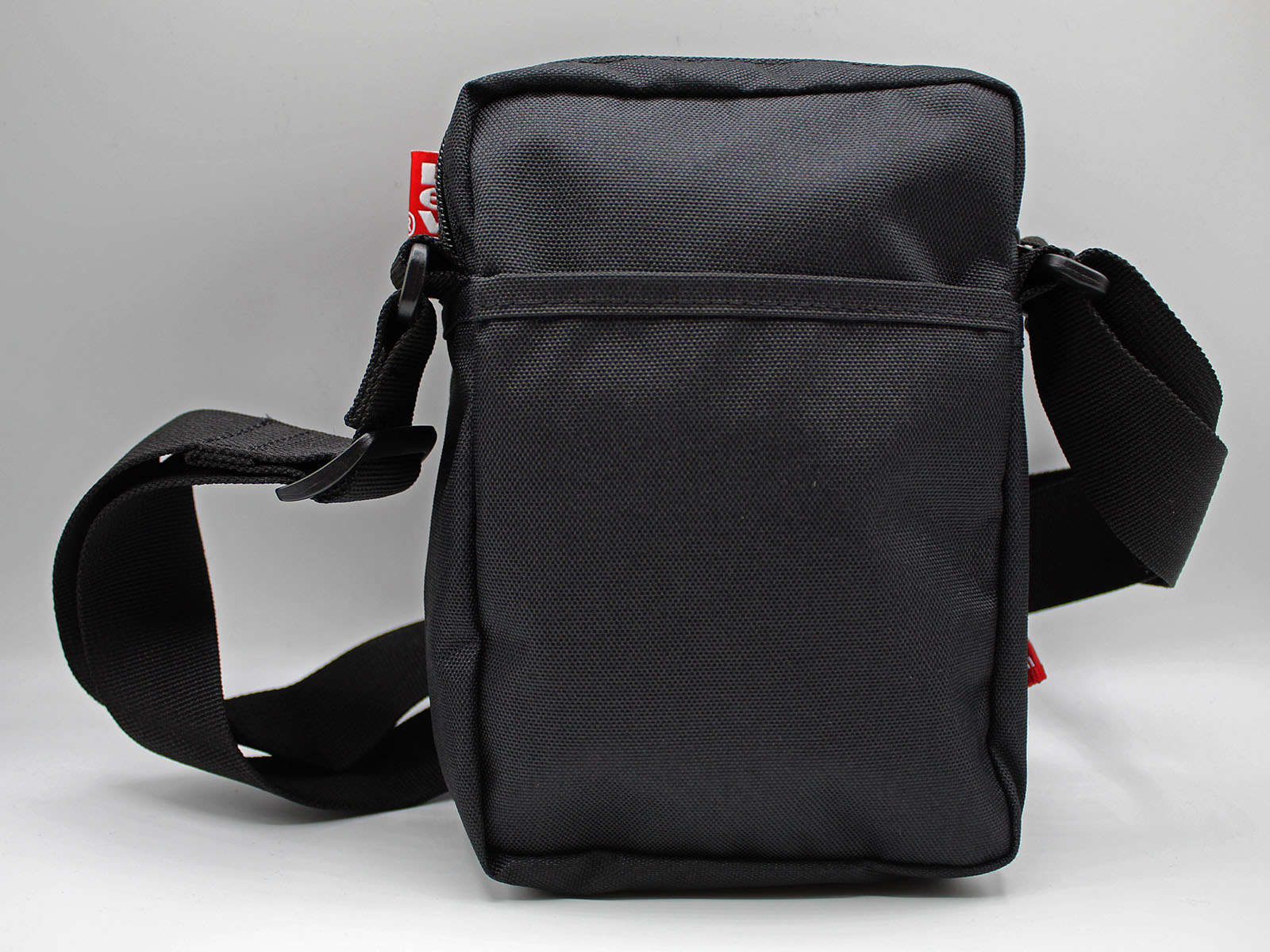 Bandolera de hombre Levi's, de tamaño mediano, modelo 229929/59, de color negro - 2 - La Casa Dels Pantalons