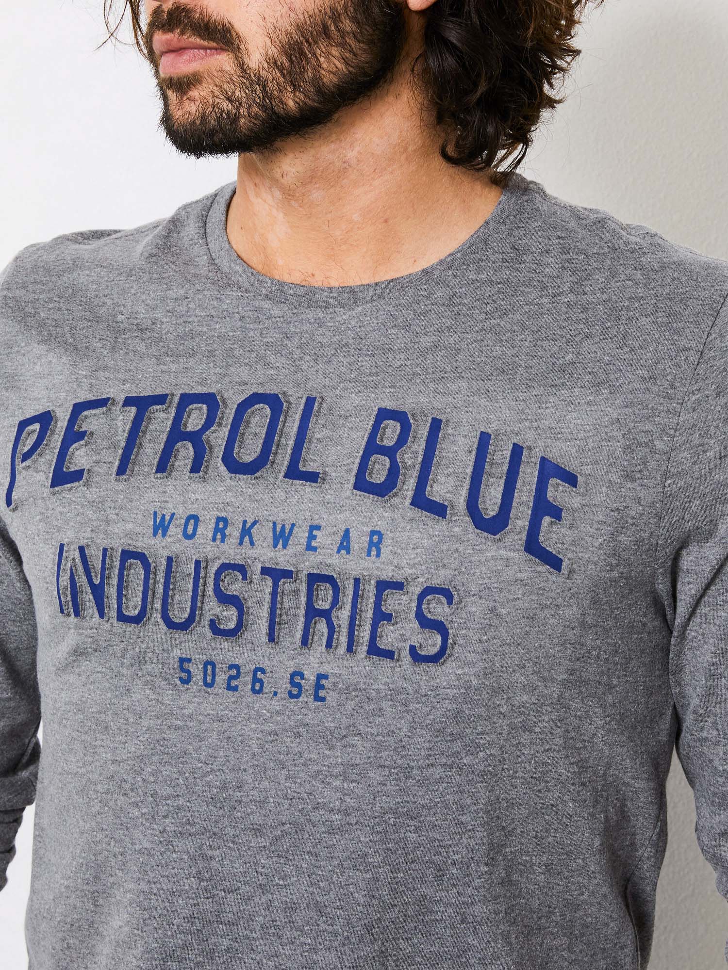 Samarreta d'home, coll rodó i màniga llarga, de la marca Petrol (TLR640/9038) de color gris clar - 2 - La Casa Dels Pantalons