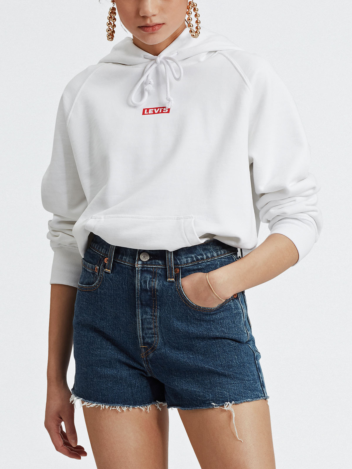 Dessuadora de dona amb caputxa, Levi's 35946.00.63, de color blanc i logo petit vermell - 3 - La Casa Dels Pantalons