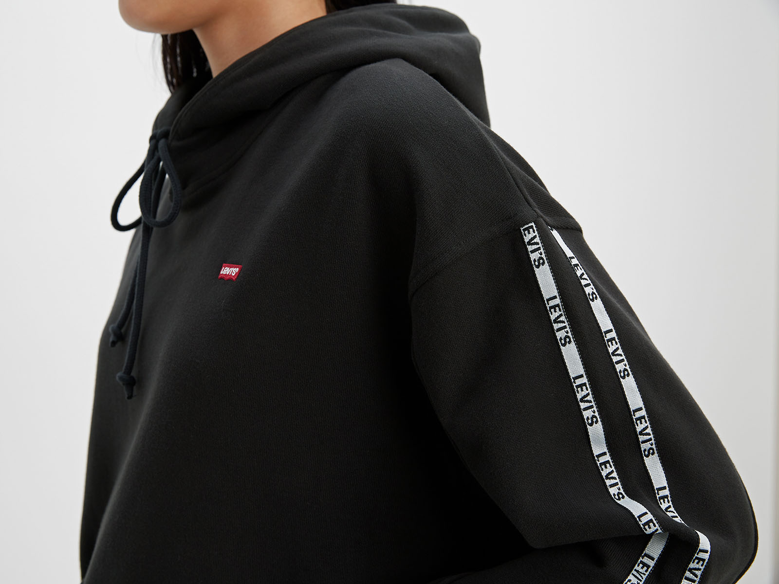 Dessuadora de dona amb caputxa, Levi's 74318.00.25, de color negre - 2 - La Casa Dels Pantalons