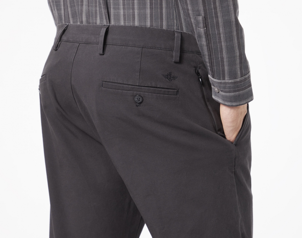 Pantalons d'home Dockers Smart 360 chino taper (recte estret) 79645-0011 color gris fosc - 2 - La Casa Dels Pantalons