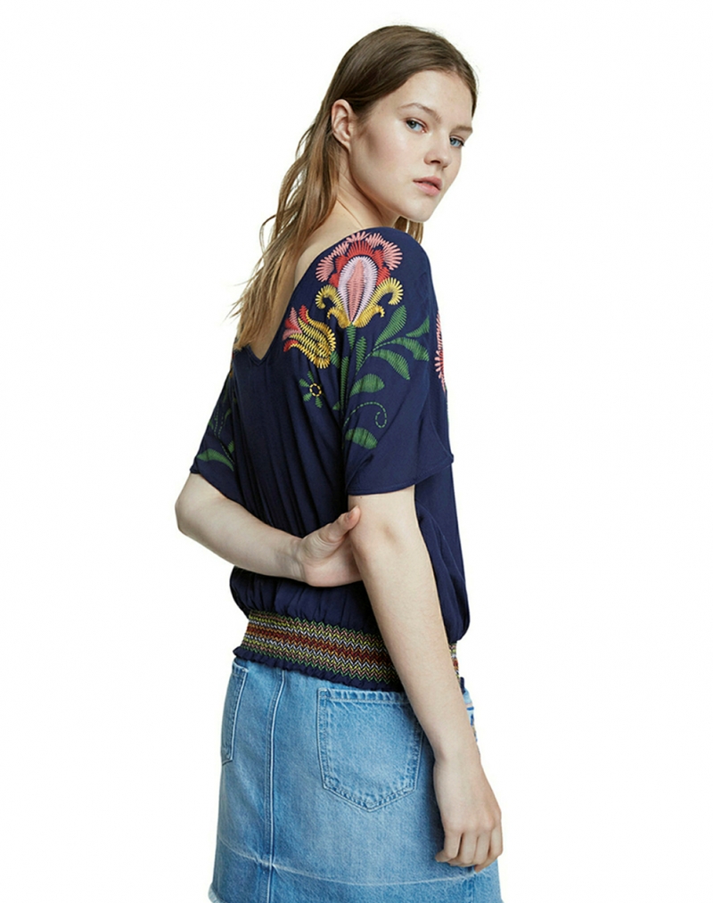 Brusa de dona de màniga curta Desigual, model Catania 20SWBW49, de color blau marí - 2 - La Casa Dels Pantalons