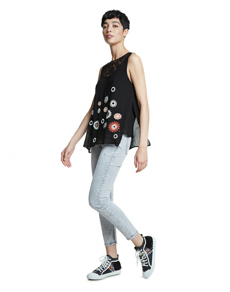 Blusa de mujer sin mangas Desigual, modelo Tebas 20SWBW59, de color negro - 3 - La Casa Dels Pantalons