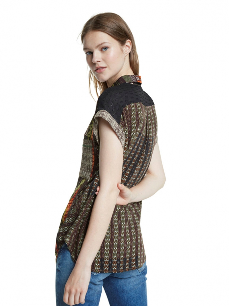 Camisa de mujer de manga corta Desigual, modelo Pavia 20SWCW52, de color caqui - 2 - La Casa Dels Pantalons