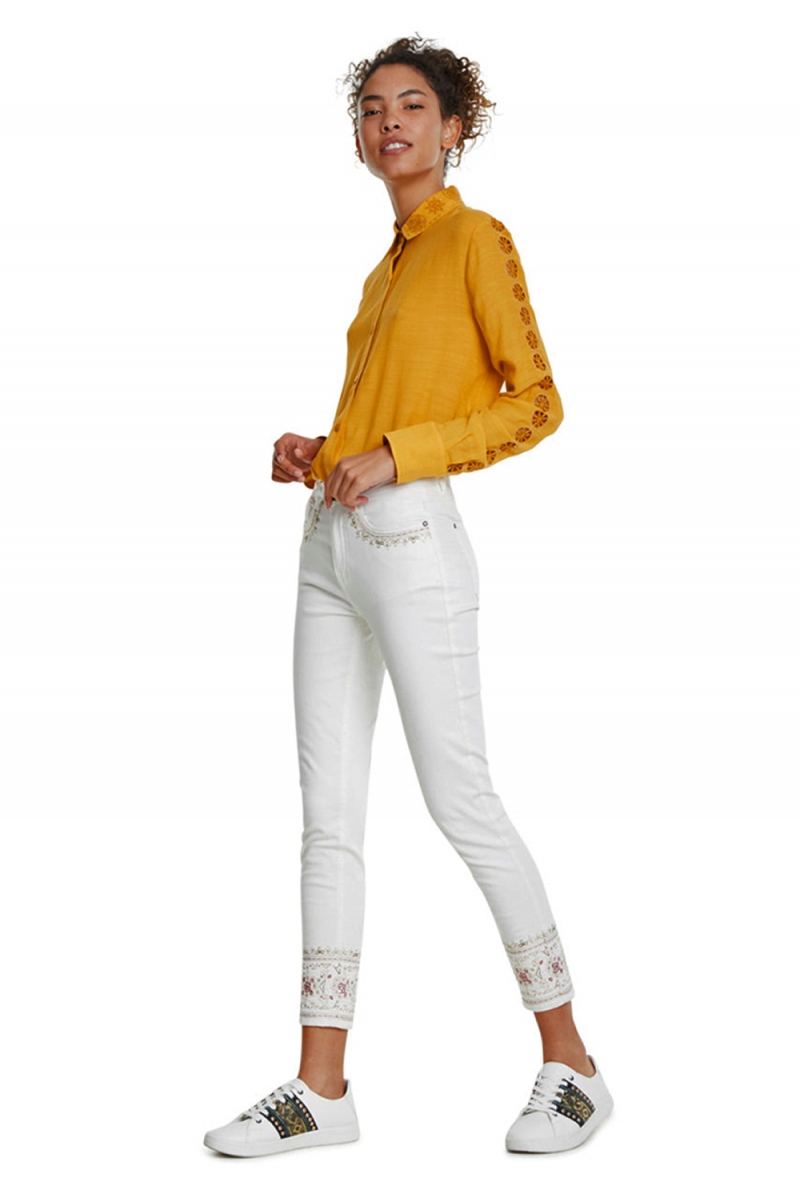 Vaquero cropped de mujer Desigual, modelo India 20SWDD03, de color blanco - 3 - La Casa Dels Pantalons