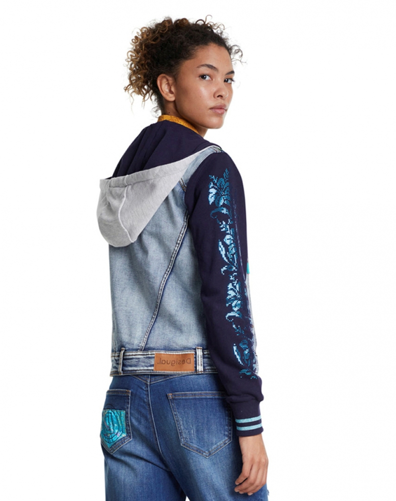 Cazadora vaquera de mujer Desigual, modelo Loris 20SWED14, de color tejano claro - 2 - La Casa Dels Pantalons