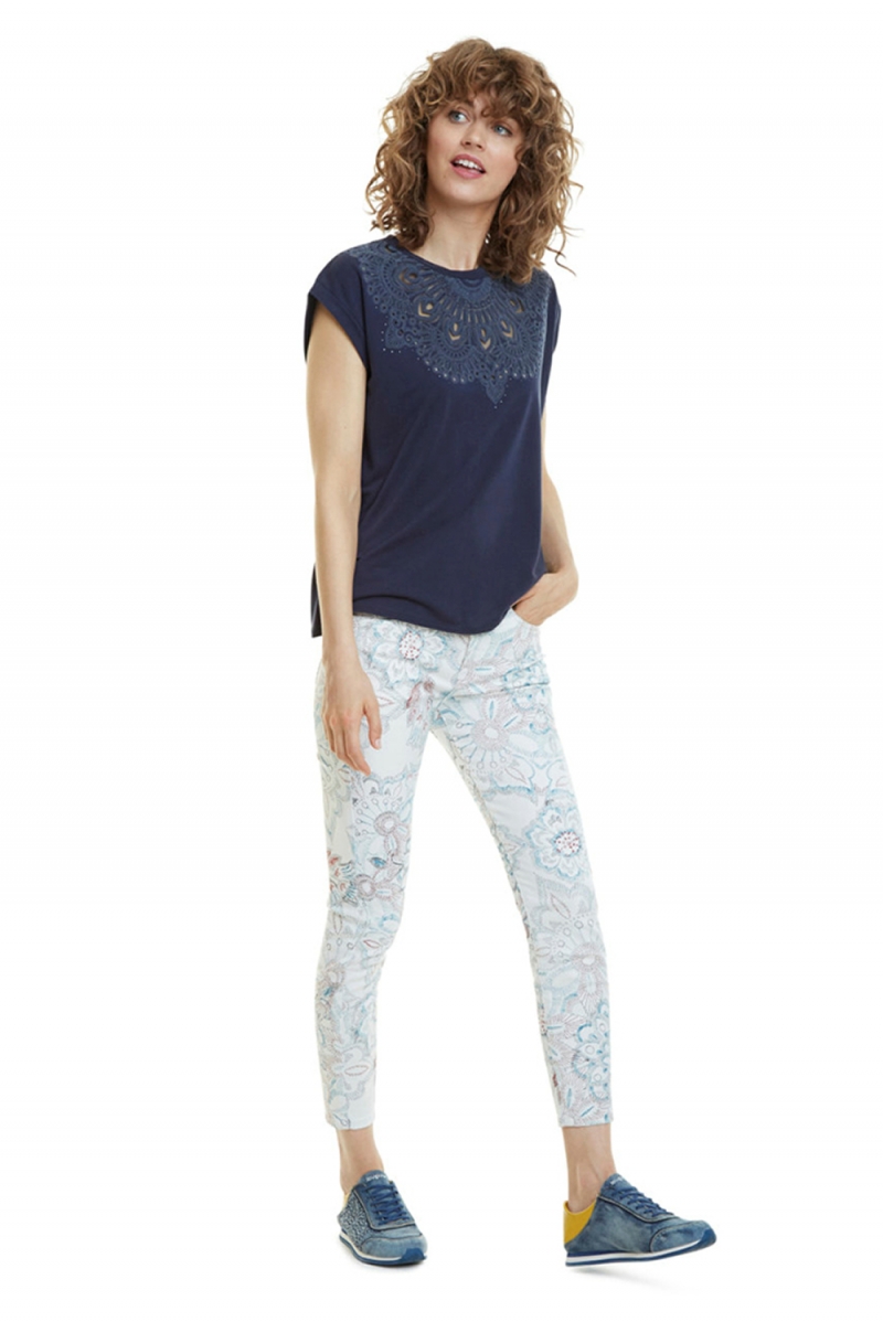 Camiseta de mujer de manga corta Desigual, modelo Budapest 20SWTK90, de color azul marino - 3 - La Casa Dels Pantalons