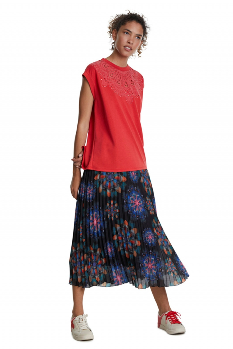Samarreta de dona de màniga curta Desigual, model Budapest 20SWTK90, de color vermell - 3 - La Casa Dels Pantalons
