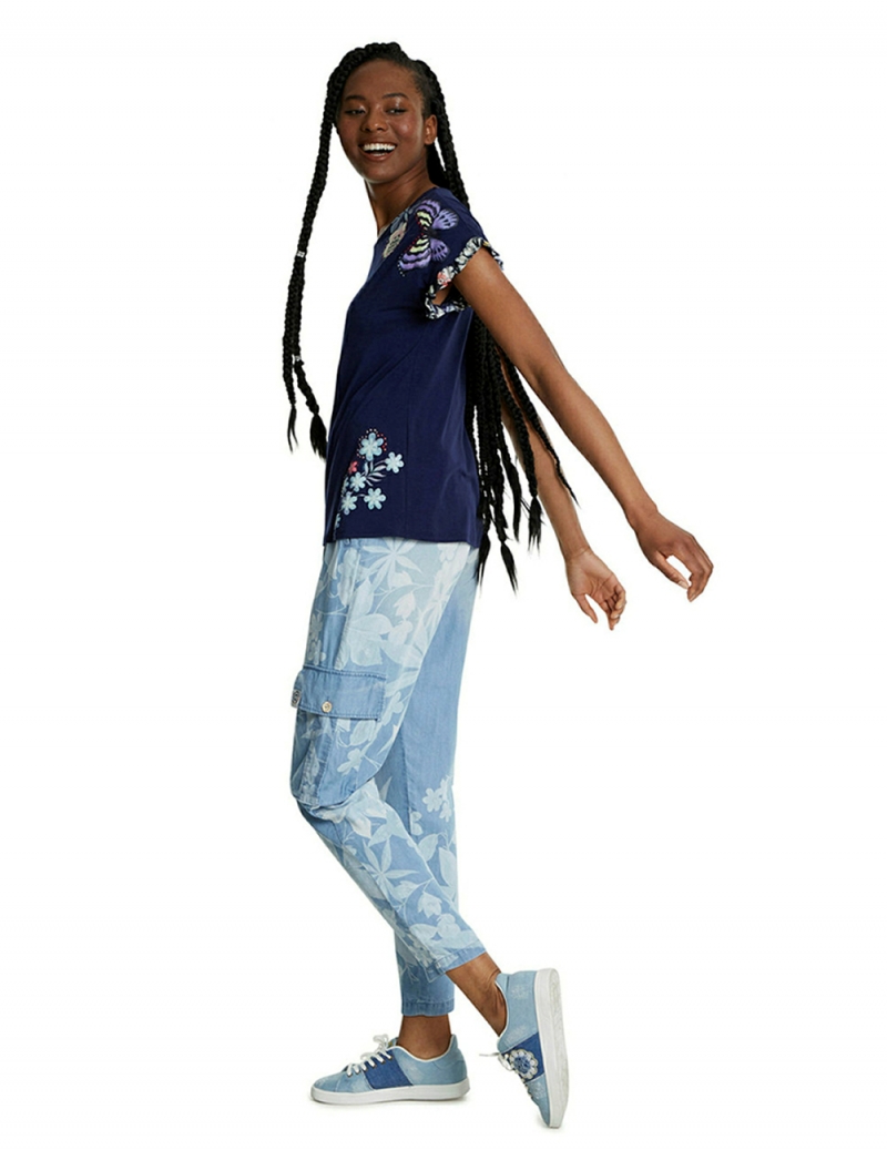 Camiseta de mujer de manga corta Desigual, modelo Munich 20SWTKBS, de color azul marino - 3 - La Casa Dels Pantalons
