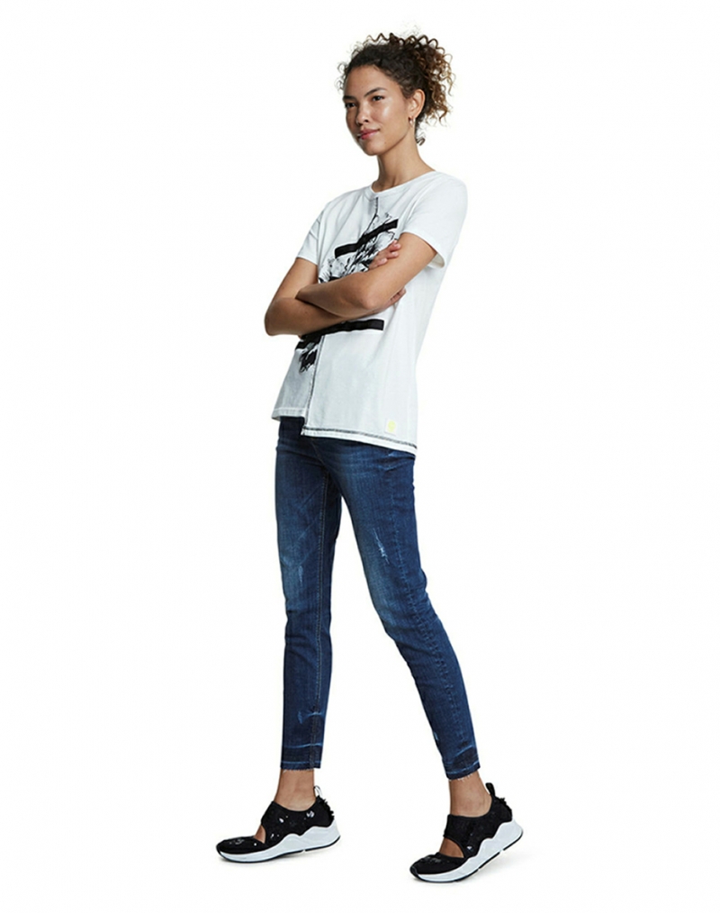 Samarreta de dona de màniga curta Desigual, model Seryll 20SWTKCZ, de color blanc - 2 - La Casa Dels Pantalons