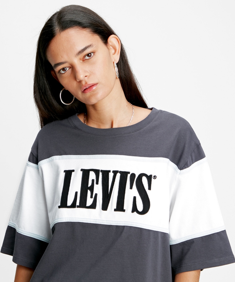 Samarreta de màniga curta de dona Levi's, model 85498-0001, de color gris i serif logo - 3 - La Casa Dels Pantalons