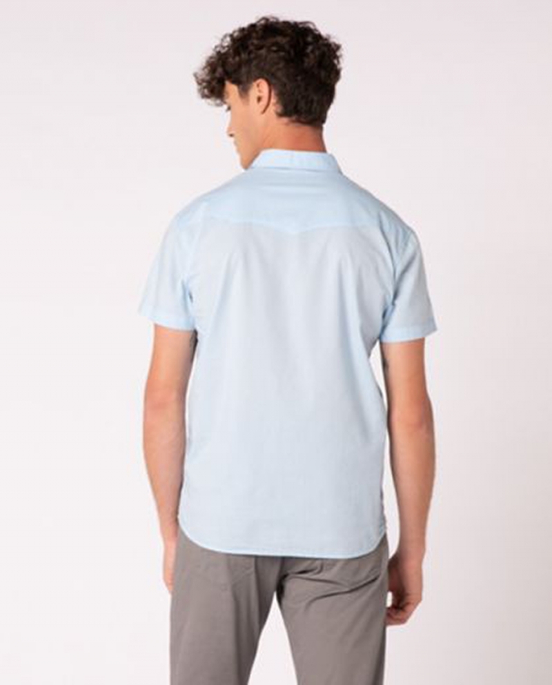 Camisa d'home de màniga curta Wrangler, model W5J065XVT, de popelín color blau cel - 3 - La Casa Dels Pantalons