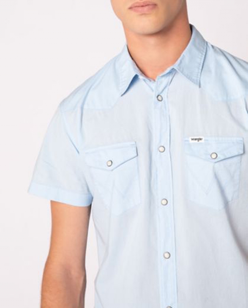 Camisa d'home de màniga curta Wrangler, model W5J065XVT, de popelín color blau cel - 2 - La Casa Dels Pantalons