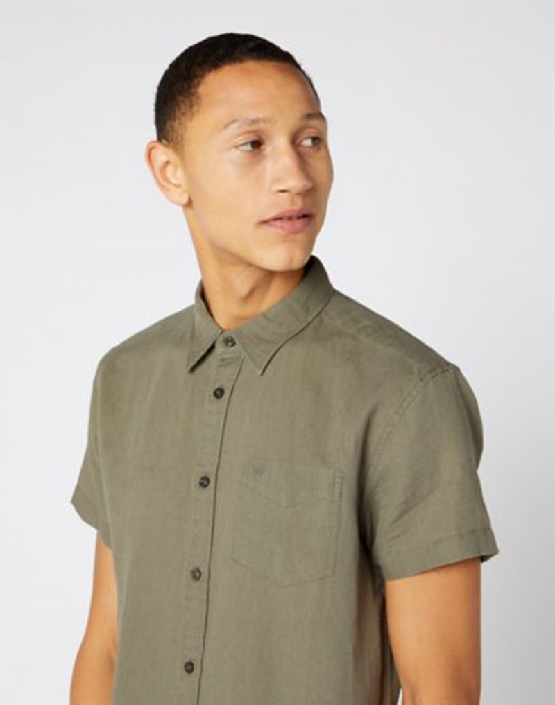 Camisa d'home de màniga curta Wrangler, model W5J1L0X45, de lli color caqui - 3 - La Casa Dels Pantalons