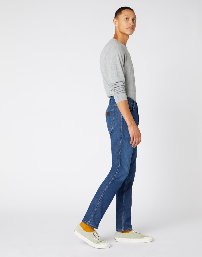 Pantalons texans Wrangler Greensboro, model W15QQ1150, de color texà blau mig - 2 - La Casa Dels Pantalons