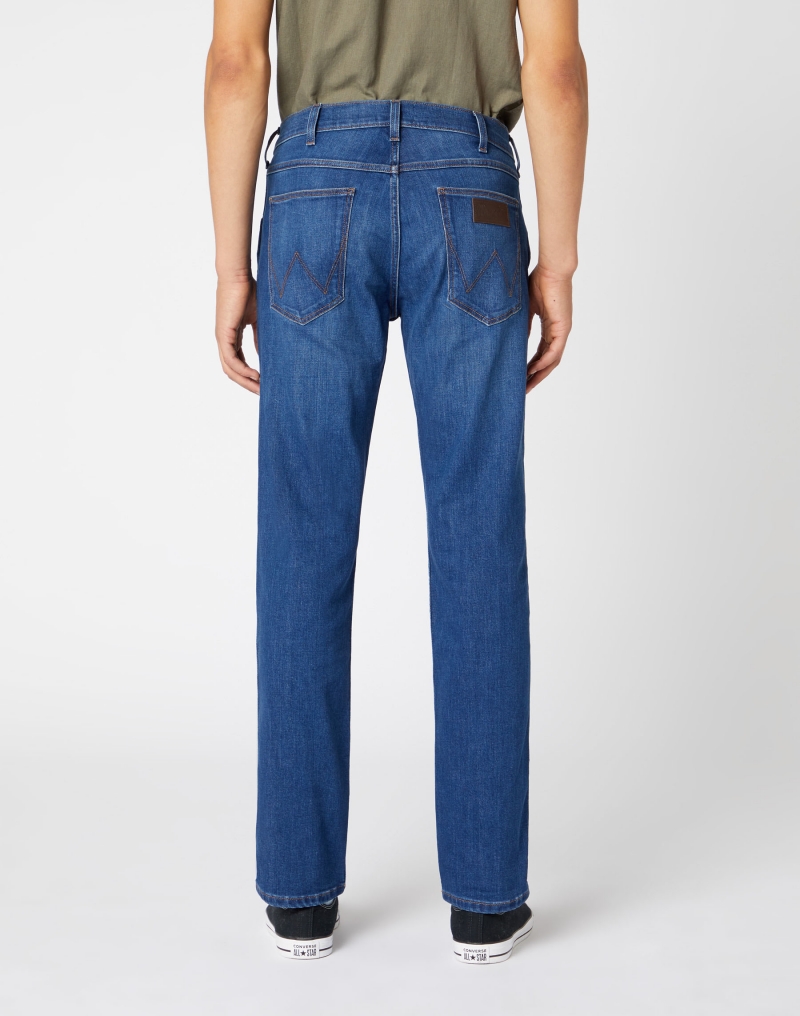 Pantalons texans Wrangler Greensboro, model W15QQ440L, de color texà blau mig - 3 - La Casa Dels Pantalons