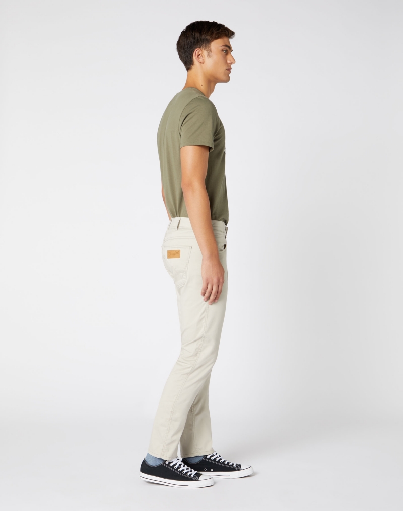 Pantalons texans Wrangler Greensboro slim, model W15QWA40V, de gavardina color pedra - 2 - La Casa Dels Pantalons