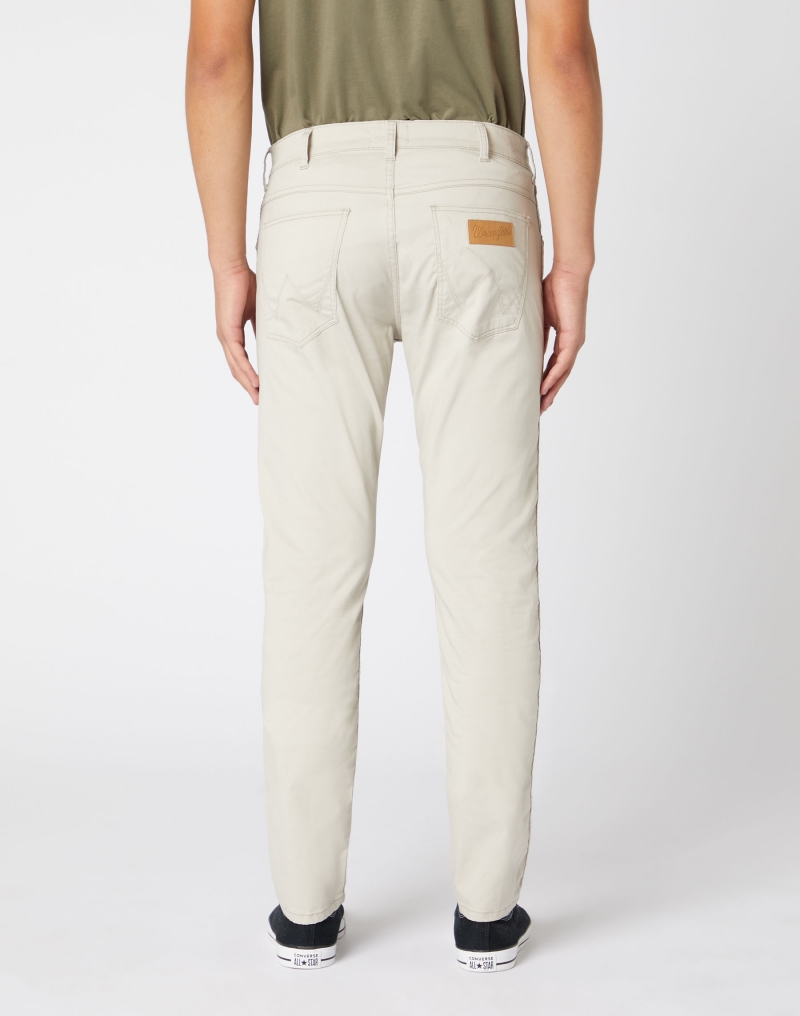 Pantalons texans Wrangler Greensboro slim, model W15QWA40V, de gavardina color pedra - 3 - La Casa Dels Pantalons