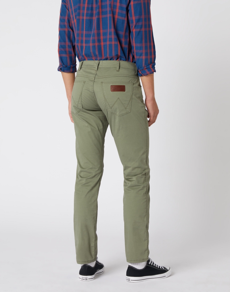 Pantalons texans Wrangler Greensboro slim, model W15QWA275, de gavardina color caqui - 3 - La Casa Dels Pantalons