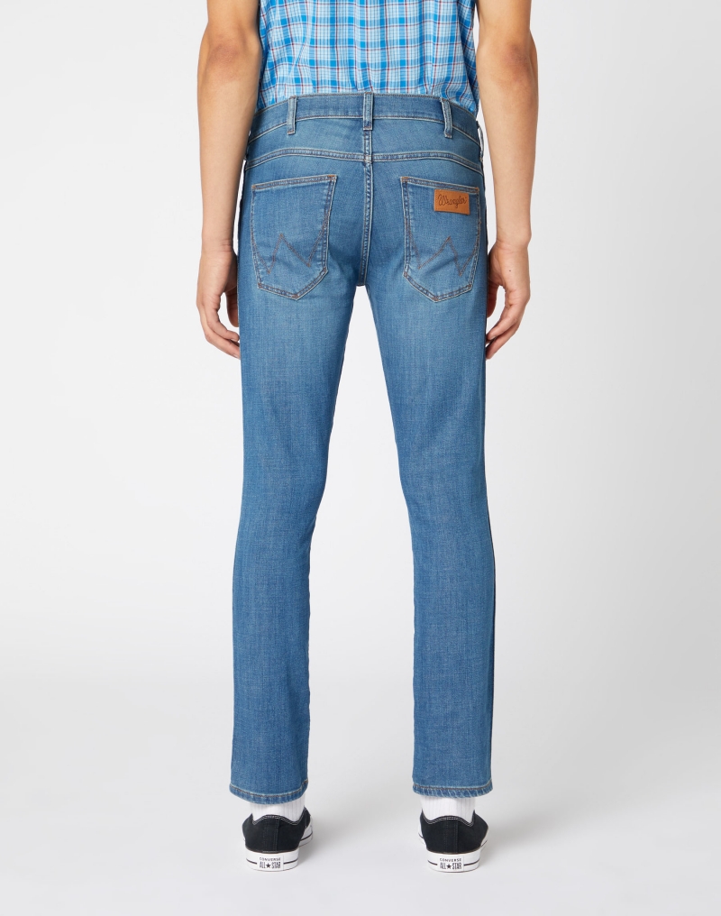 Pantalons texans Wrangler Larston slim tapered, model W18SQ1156, de texà rentat a la pedra - 3 - La Casa Dels Pantalons