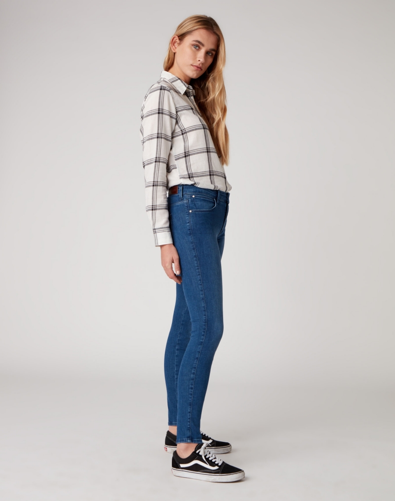 Pantalones vaqueros de mujer Wrangler skinny, modelo W28KWY116, de color tejano lavado a la piedra - 2 - La Casa Dels Pantalons