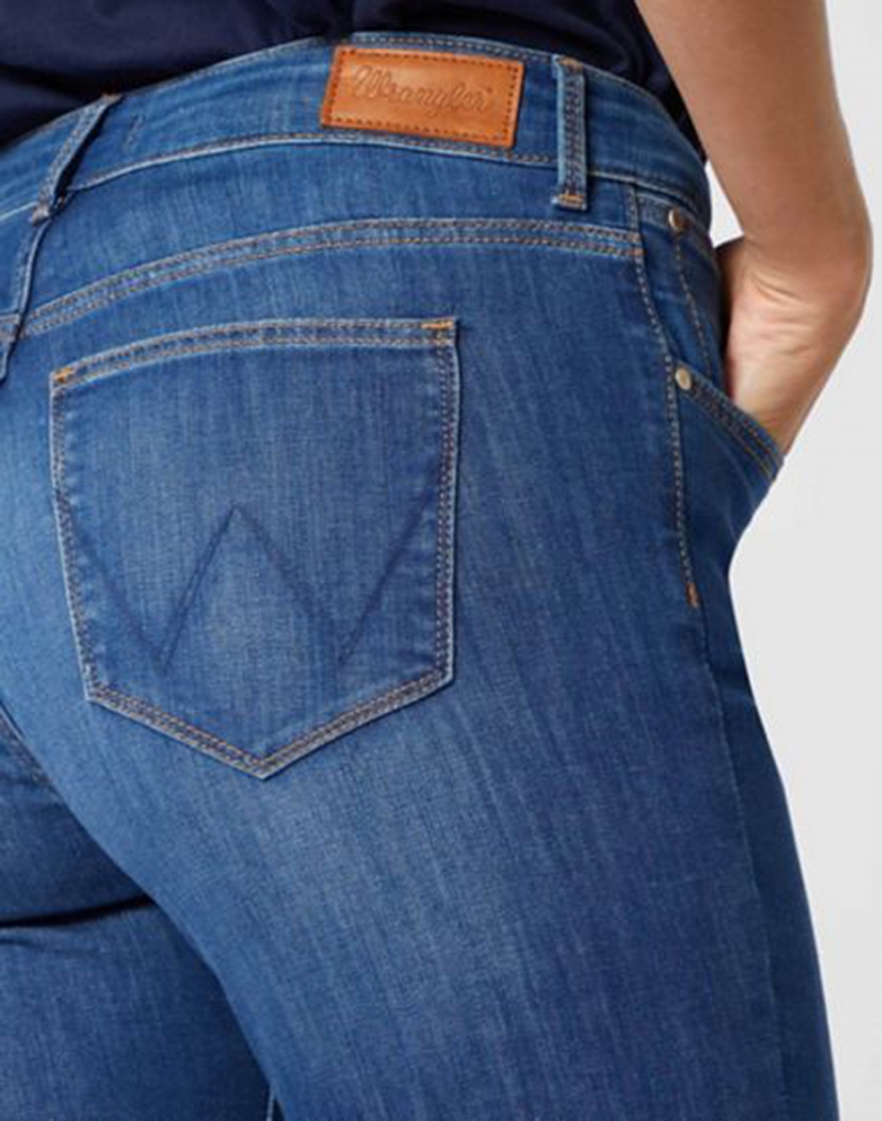 Pantalones vaqueros Wrangler slim de mujer, modelo W28LJI14S, de color tejano lavado a la piedra - 2 - La Casa Dels Pantalons