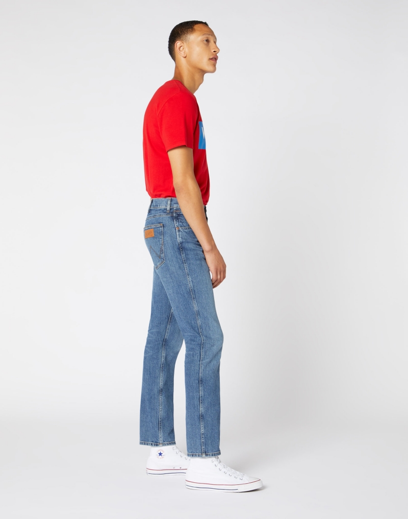 Pantalones vaqueros Wrangler Greensboro slim, modelo W15QP111I, de color tejano azul medio - 2 - La Casa Dels Pantalons