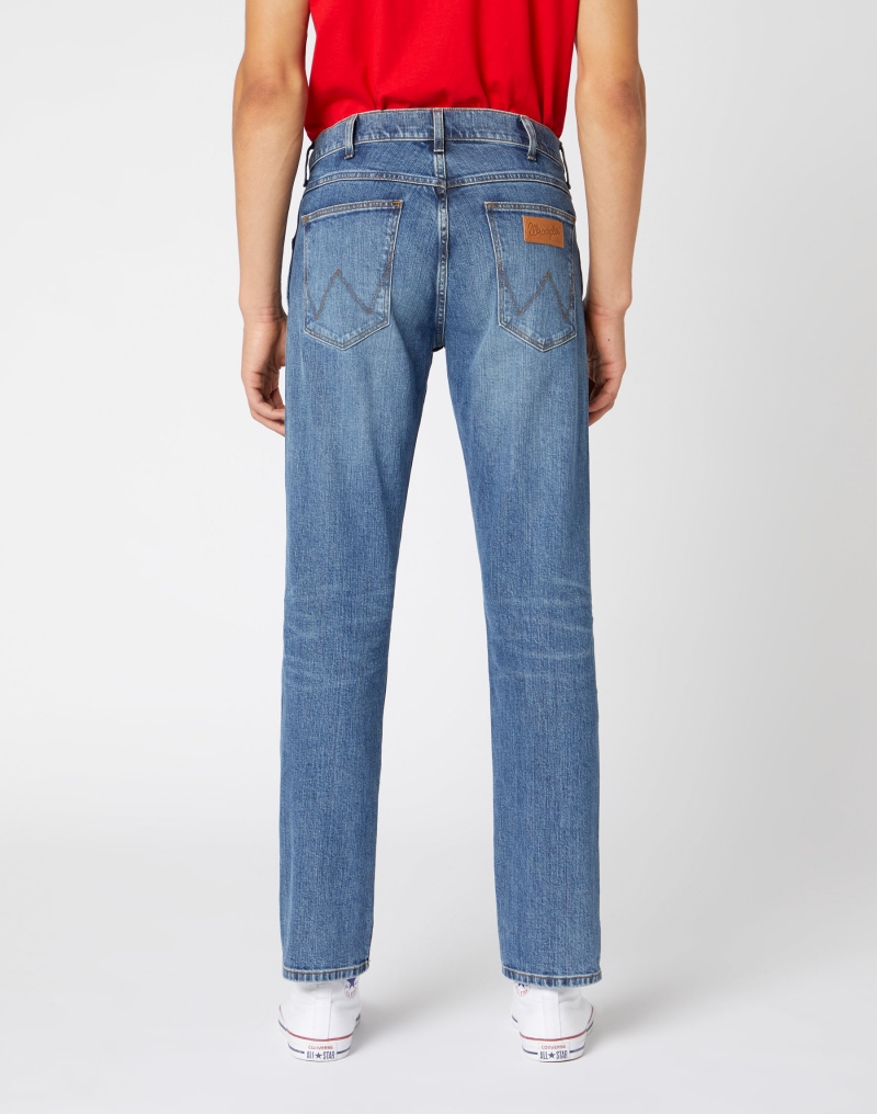 Pantalones vaqueros Wrangler Greensboro slim, modelo W15QP111I, de color tejano azul medio - 3 - La Casa Dels Pantalons