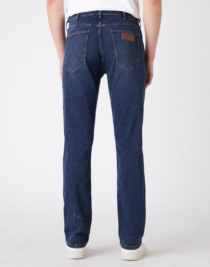 Pantalons texans d'home Wrangler Greensboro slim, model W15QJP316, de color stonewashed - 3 - La Casa Dels Pantalons