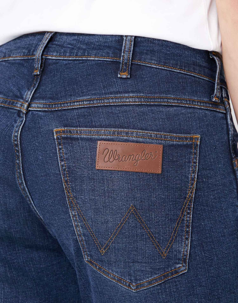 Pantalons texans d'home Wrangler Greensboro slim, model W15QJP316, de color stonewashed - 2 - La Casa Dels Pantalons