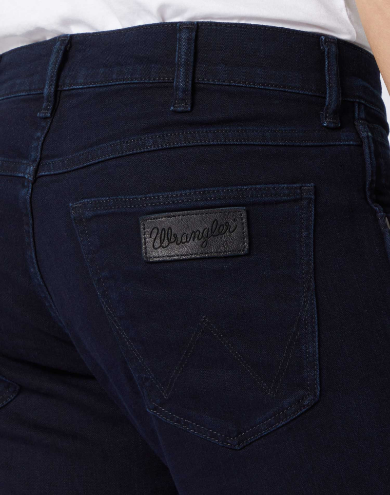 Pantalons texans d'home Wrangler Greensboro slim, model W15QQC77D, de color blau negrós - 2 - La Casa Dels Pantalons