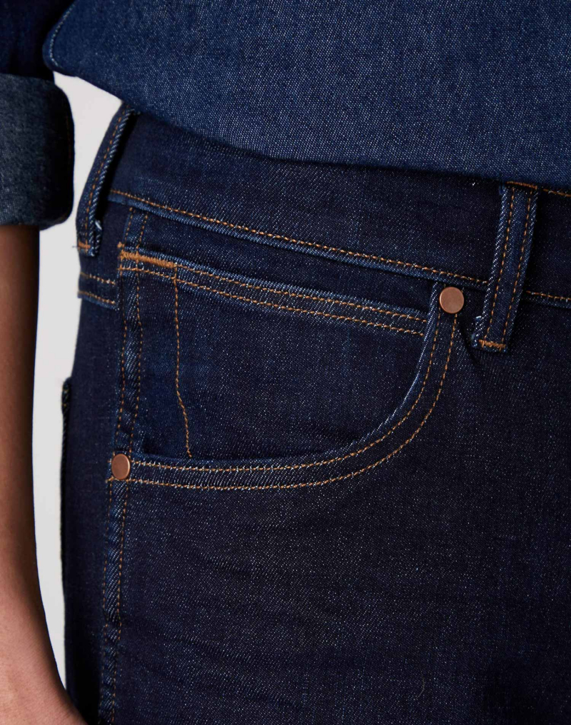 Pantalones vaqueros de hombre Wrangler Larston slim tapered W18SAO68P de tejano azul oscuro - 2 - La Casa Dels Pantalons
