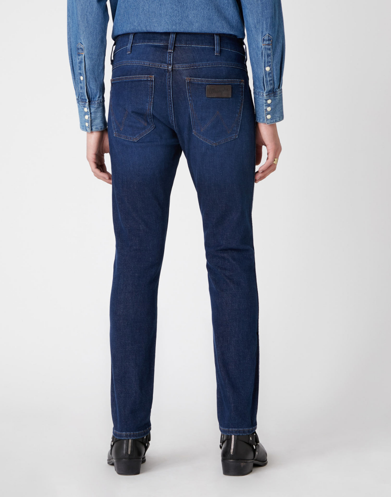 Pantalones vaqueros de hombre Wrangler Larston slim tapered W18SAO68N de tejano azul medio - 3 - La Casa Dels Pantalons
