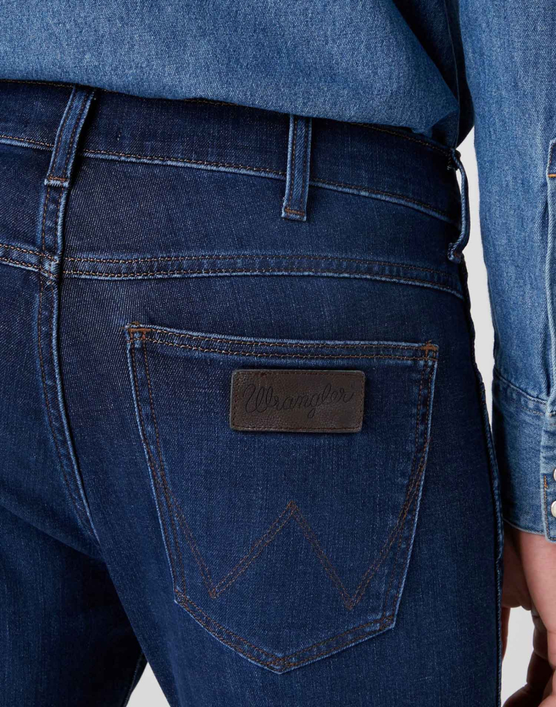 Pantalones vaqueros de hombre Wrangler Larston slim tapered W18SAO68N de tejano azul medio - 2 - La Casa Dels Pantalons