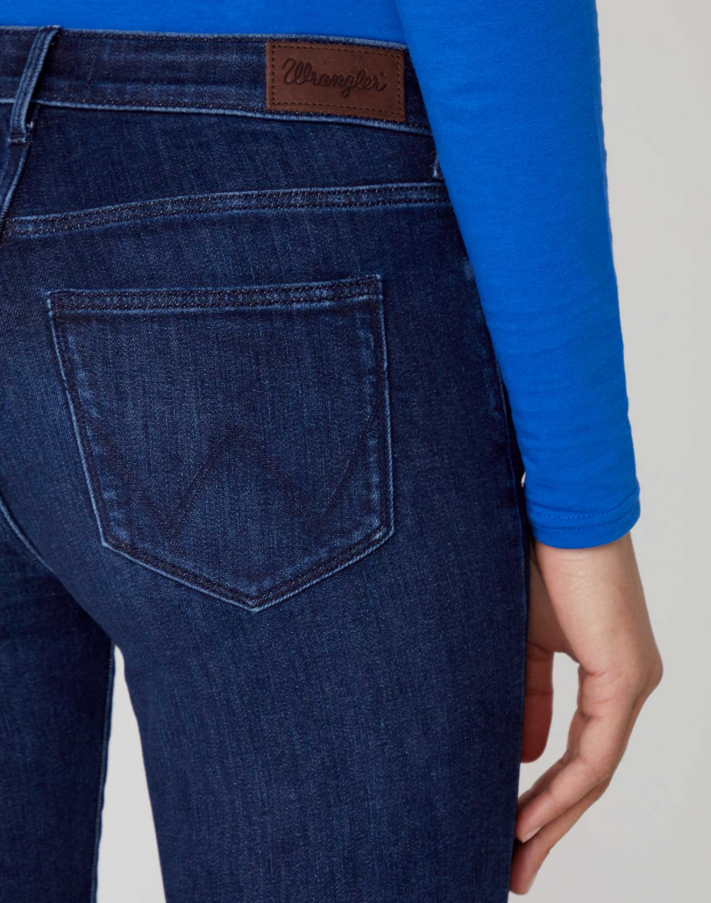 Pantalons texans de dona Wrangler Slim W28LMB15M de color blau mig - 2 - La Casa Dels Pantalons