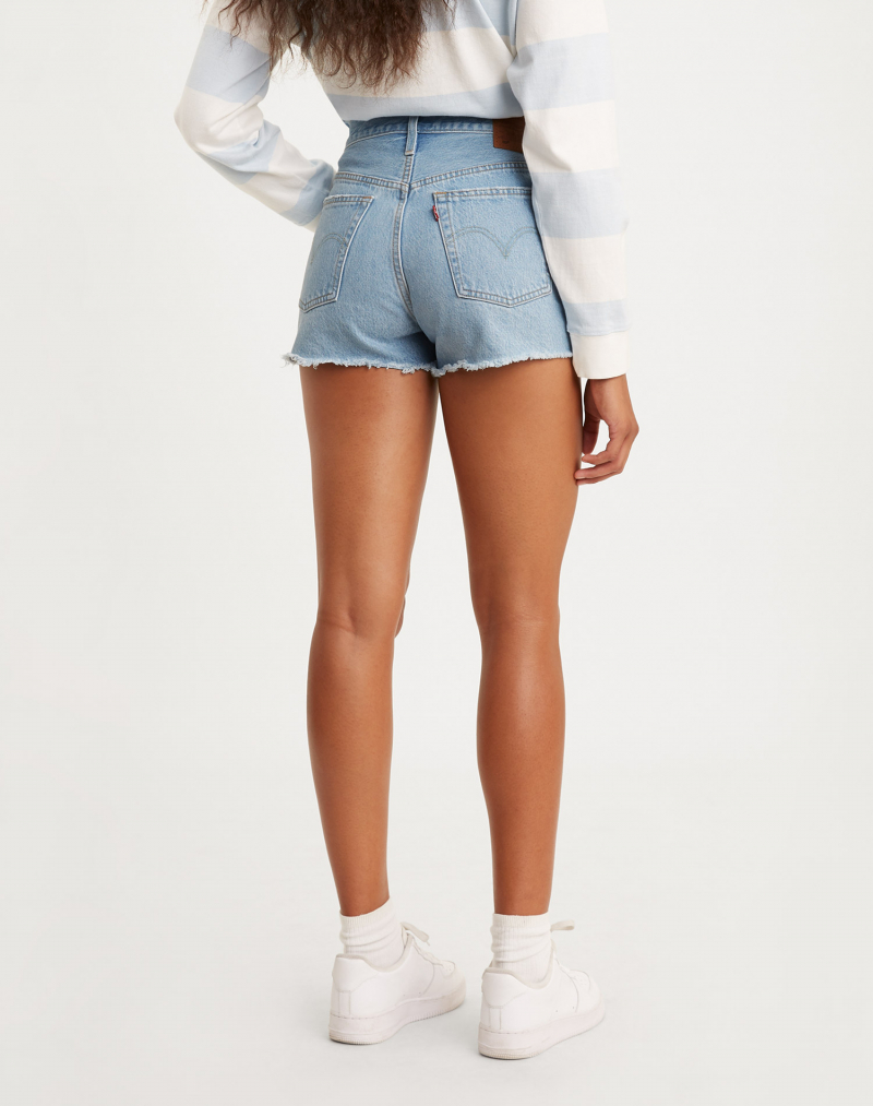 Short de mujer Levi's 501, modelo 56327-0086, de color tejano bleach - 2 - La Casa Dels Pantalons