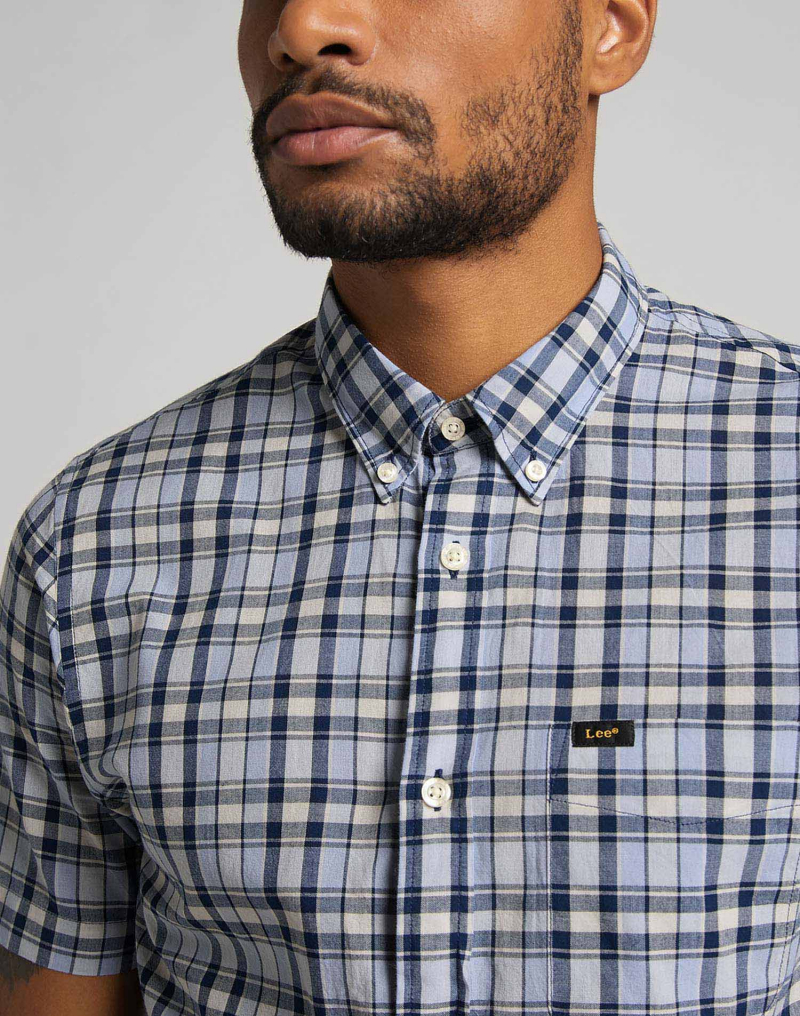 Camisa d'home de màniga curta Lee, model L886KZLR, de quadres blaus - 2 - La Casa Dels Pantalons