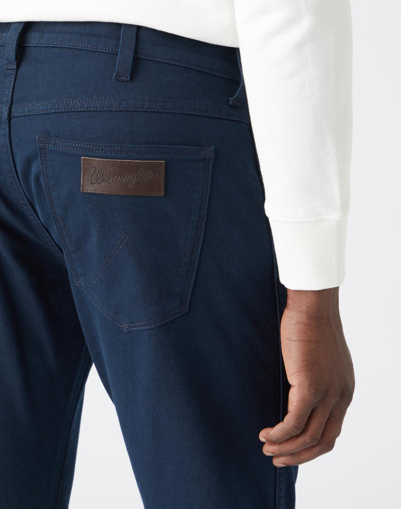 Pantalons texans d'home Wrangler Larston slim tapered brushed, model W18S36114, blau marí - 3 - La Casa Dels Pantalons