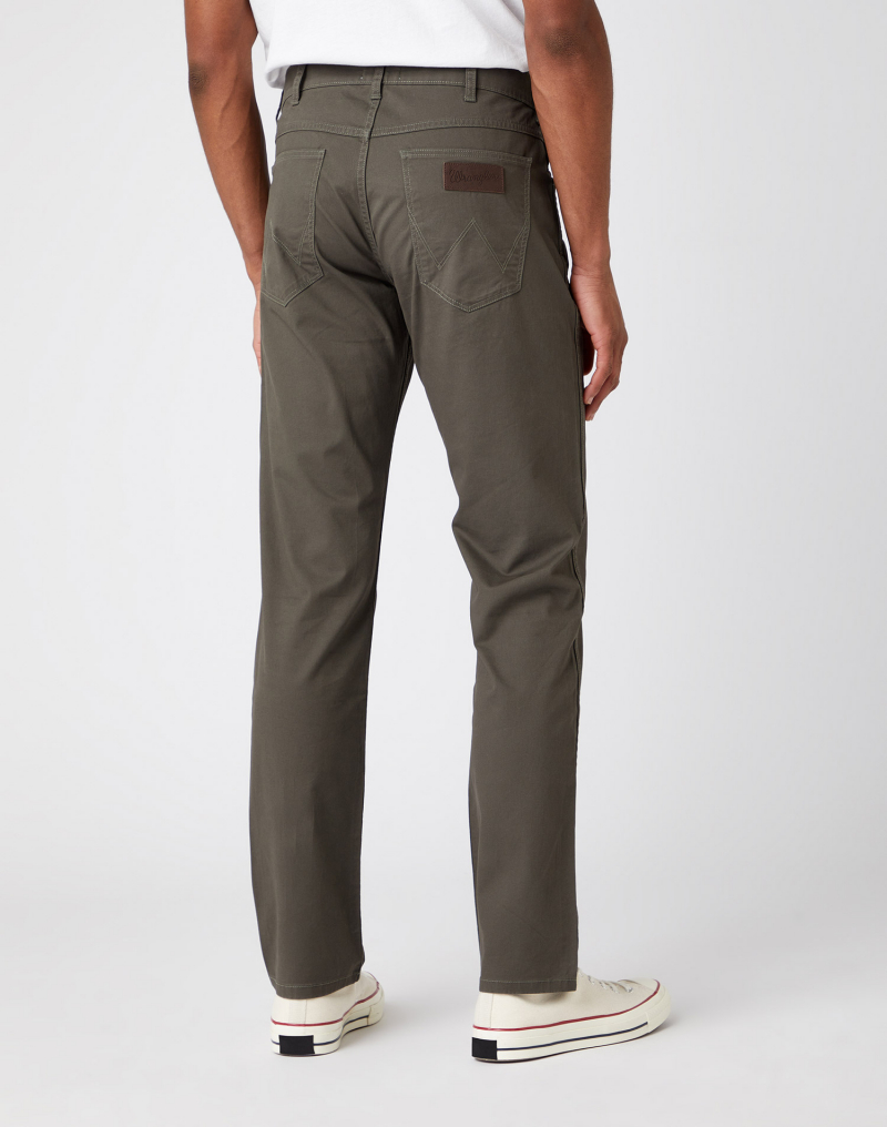Pantalons texans de gavardina d'home Wrangler Greensboro slim, model W15QKA221, caqui - 2 - La Casa Dels Pantalons