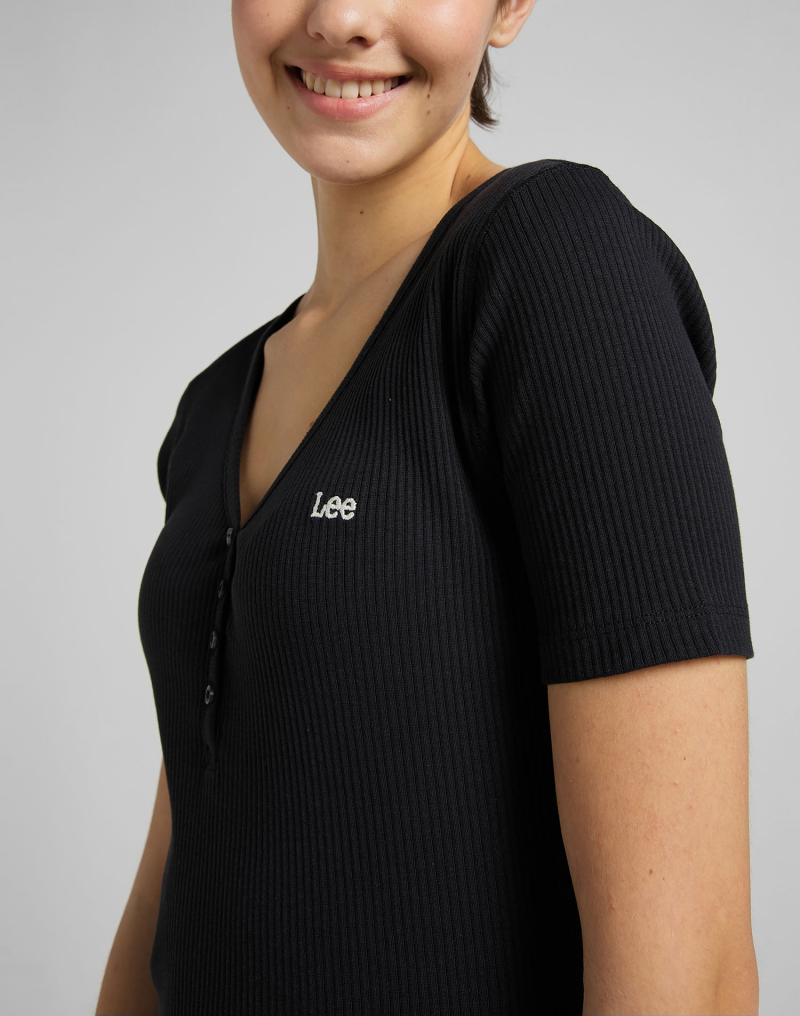 Camiseta de mujer de canalé de m/c y cuello pico Lee, modelo L44KUX01, negra - 3 - La Casa Dels Pantalons