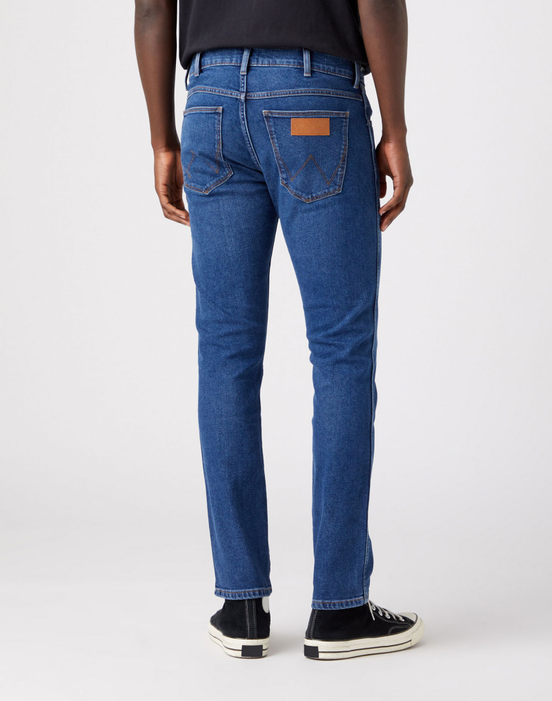 Pantalons texans d'home Wrangler Larston slim tapered, model W18S8423M, rentats a la pedra - 2 - La Casa Dels Pantalons