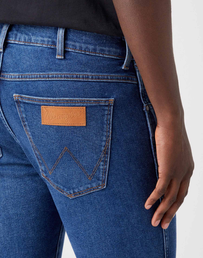 Pantalons texans d'home Wrangler Larston slim tapered, model W18S8423M, rentats a la pedra - 3 - La Casa Dels Pantalons