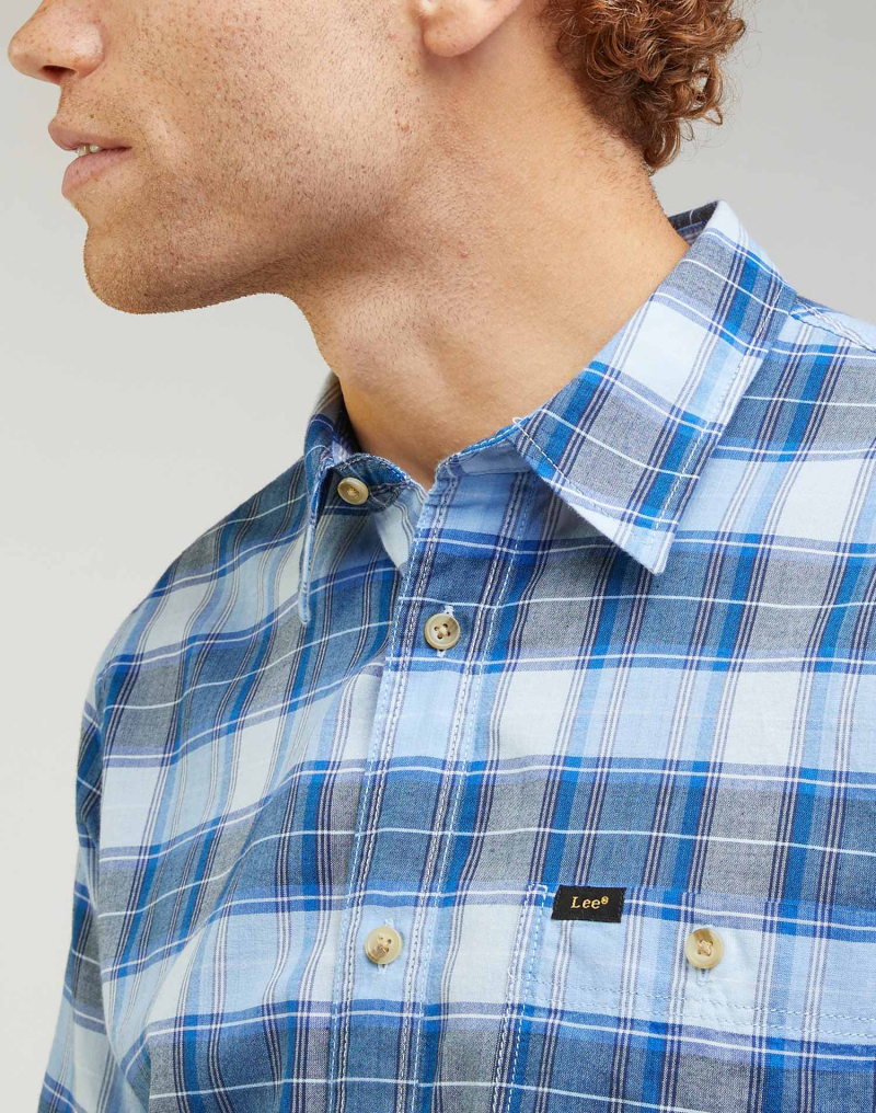 Camisa d'home de màniga curta Lee, model L66GCDA13 112330622, de quadres blaus - 3 - La Casa Dels Pantalons