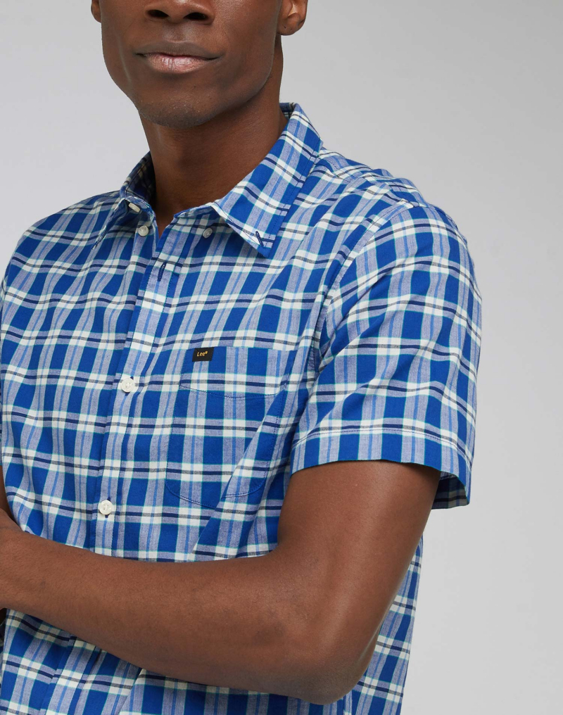 Camisa d'home de màniga curta Lee, model L886BK21 112330676, de quadres blaus - 3 - La Casa Dels Pantalons