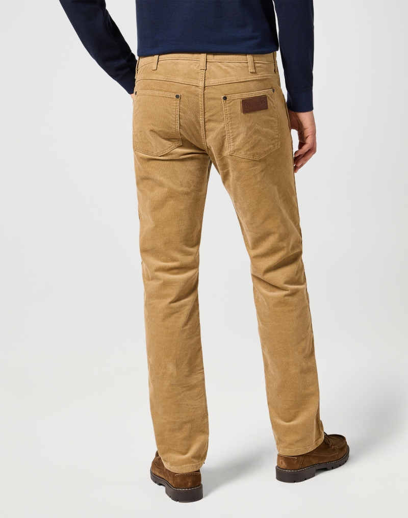 Pantalons texans de pana d'home Wrangler Greensboro slim, model W112357407, beix - 2 - La Casa Dels Pantalons