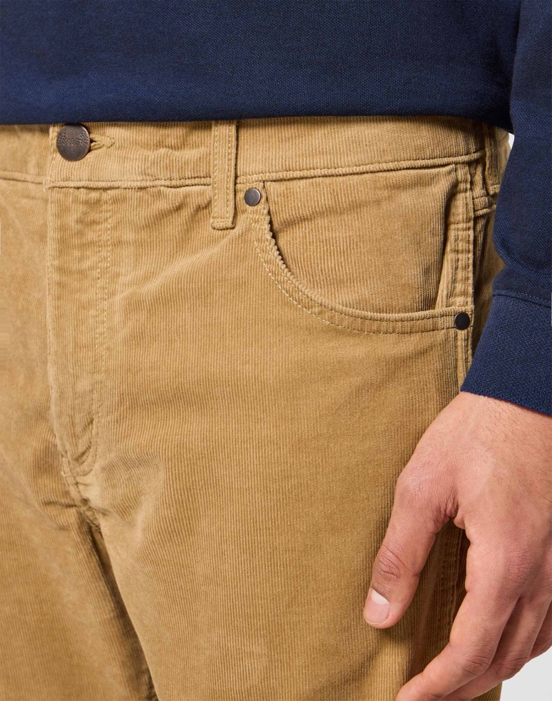 Pantalons texans de pana d'home Wrangler Greensboro slim, model W112357407, beix - 3 - La Casa Dels Pantalons