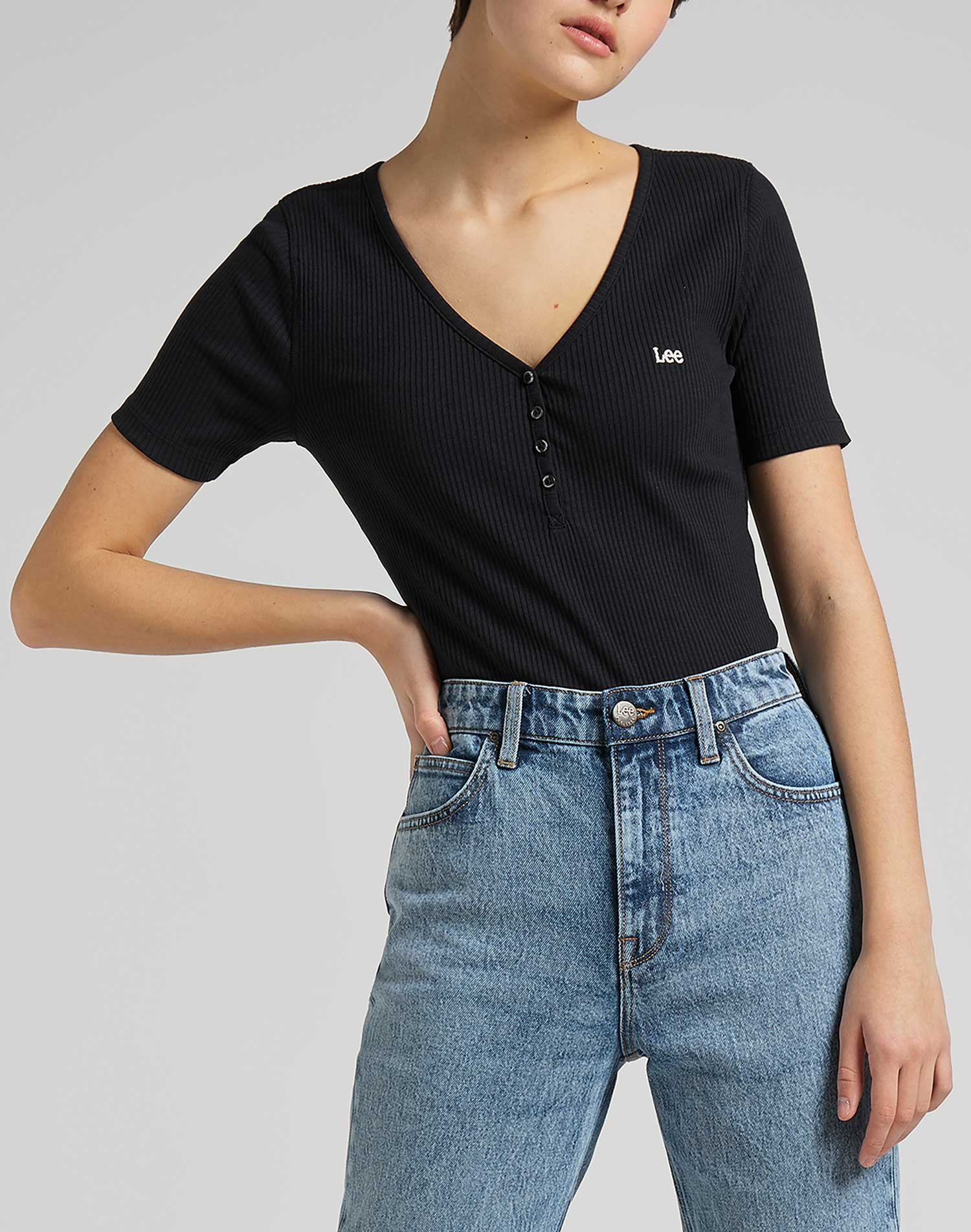 Lee camiseta de mujer de canalé de m/c y cuello pico L44KUX01 negra